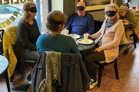 Pimee_Ravintolaan_osallistujia.